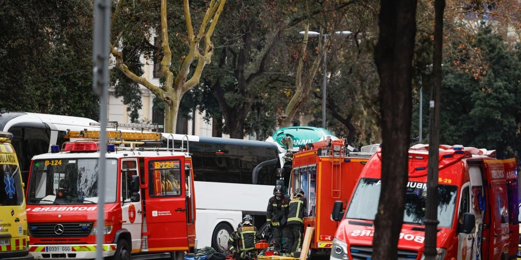 Un peatón que cruzaba la Diagonal de Barcelona, principal hipótesis tras el accidente con cuatro heridos críticos