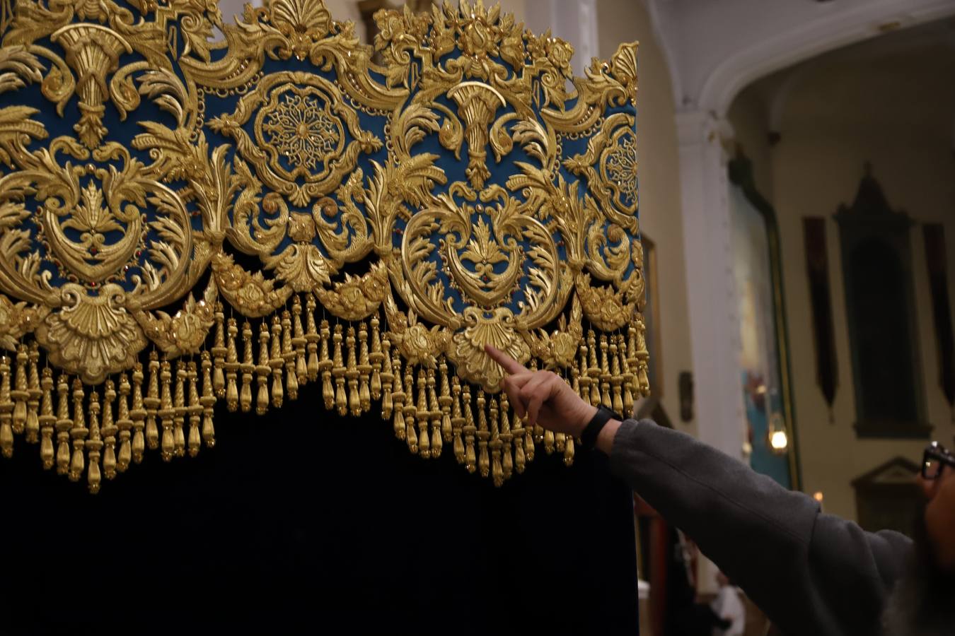 La deslumbrante bambalina lateral del palio de la Piedad de Córdoba, en imágenes