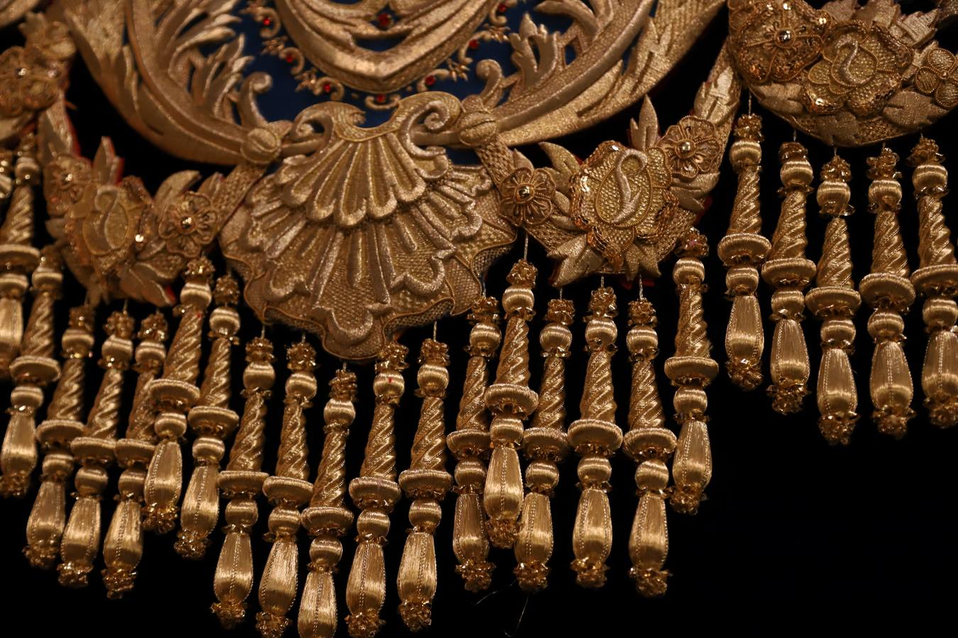 La deslumbrante bambalina lateral del palio de la Piedad de Córdoba, en imágenes