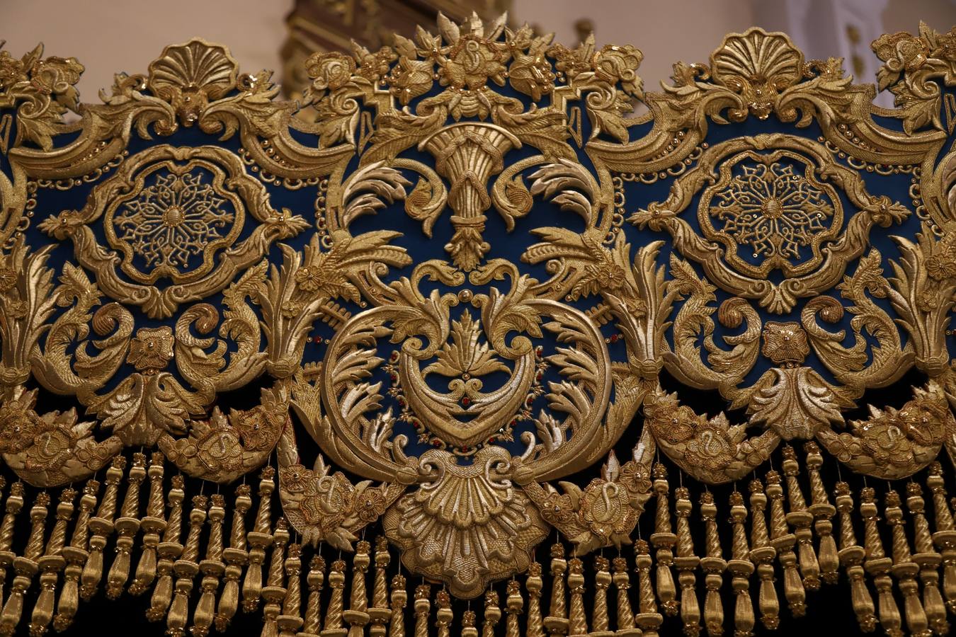 La deslumbrante bambalina lateral del palio de la Piedad de Córdoba, en imágenes