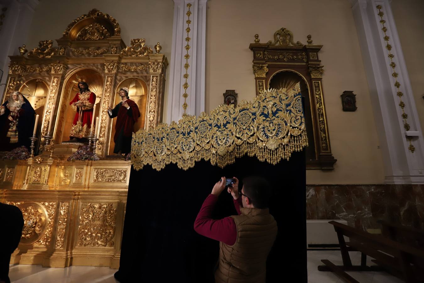 La deslumbrante bambalina lateral del palio de la Piedad de Córdoba, en imágenes