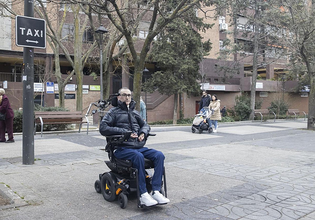 Carlos, en silla de ruedas desde los 16 años, ya ha renunciado a coger taxis