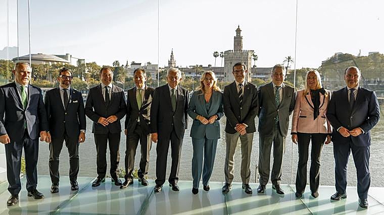 Foto de familia del desayuno-coloquio