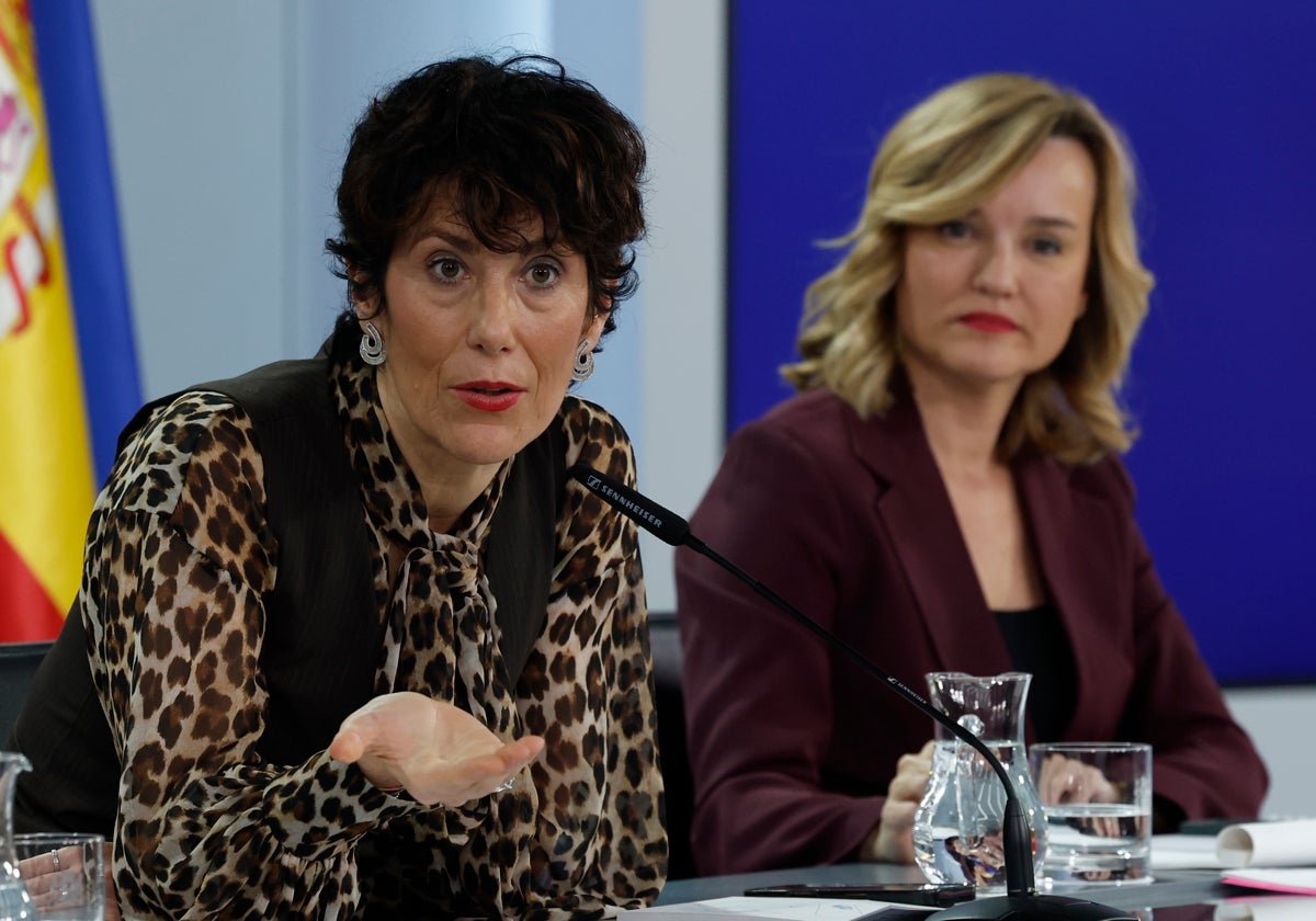 La ministra de Inclusión Seguridad Social y Migraciones, Elma Saiz, y la portavoz del Ejecutivo, Pilar Alegría, este martes en la rueda de prensa posterior al Consejo de Ministros
