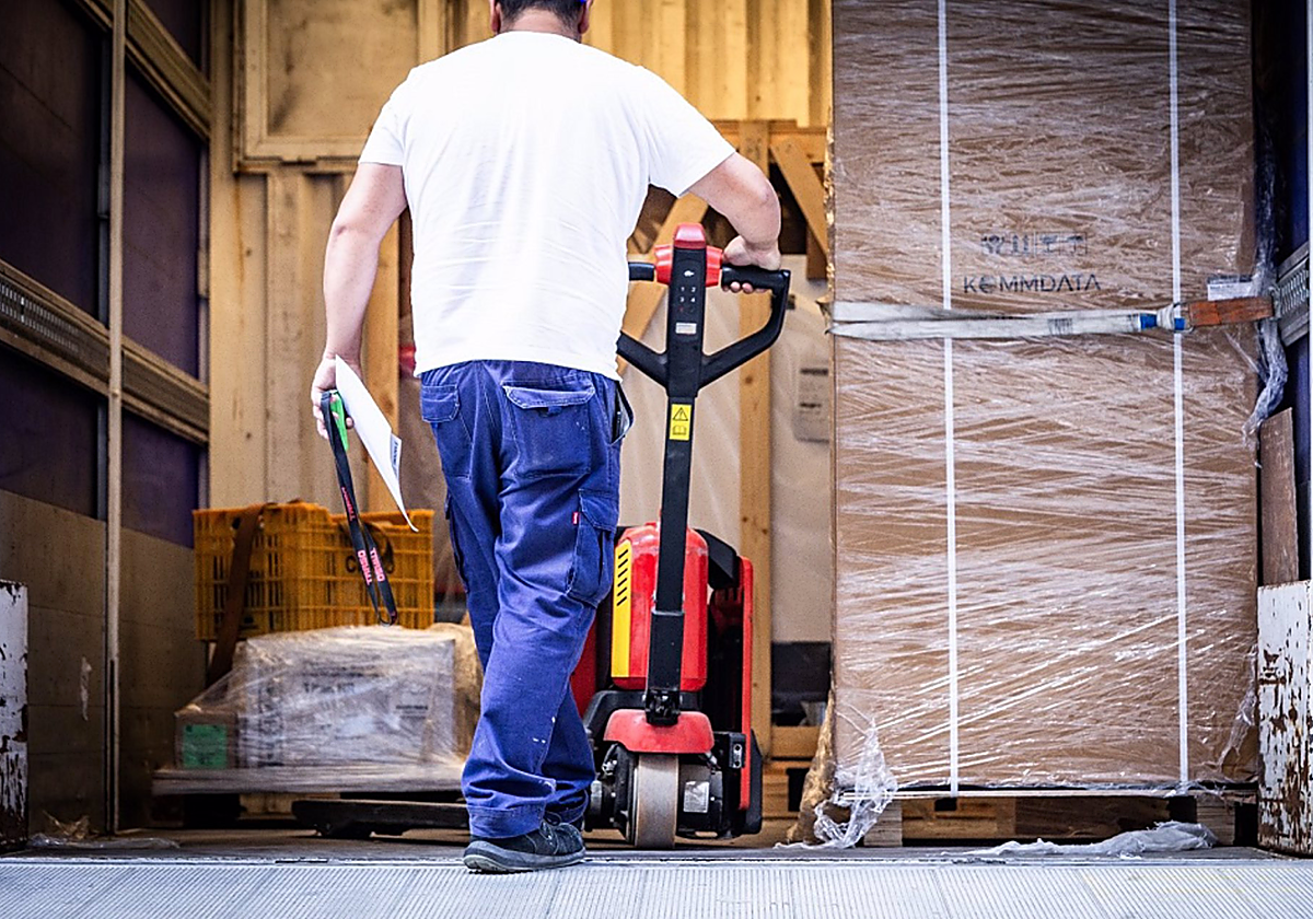 Un trabajador durante su jornada laboral en foto de archivo