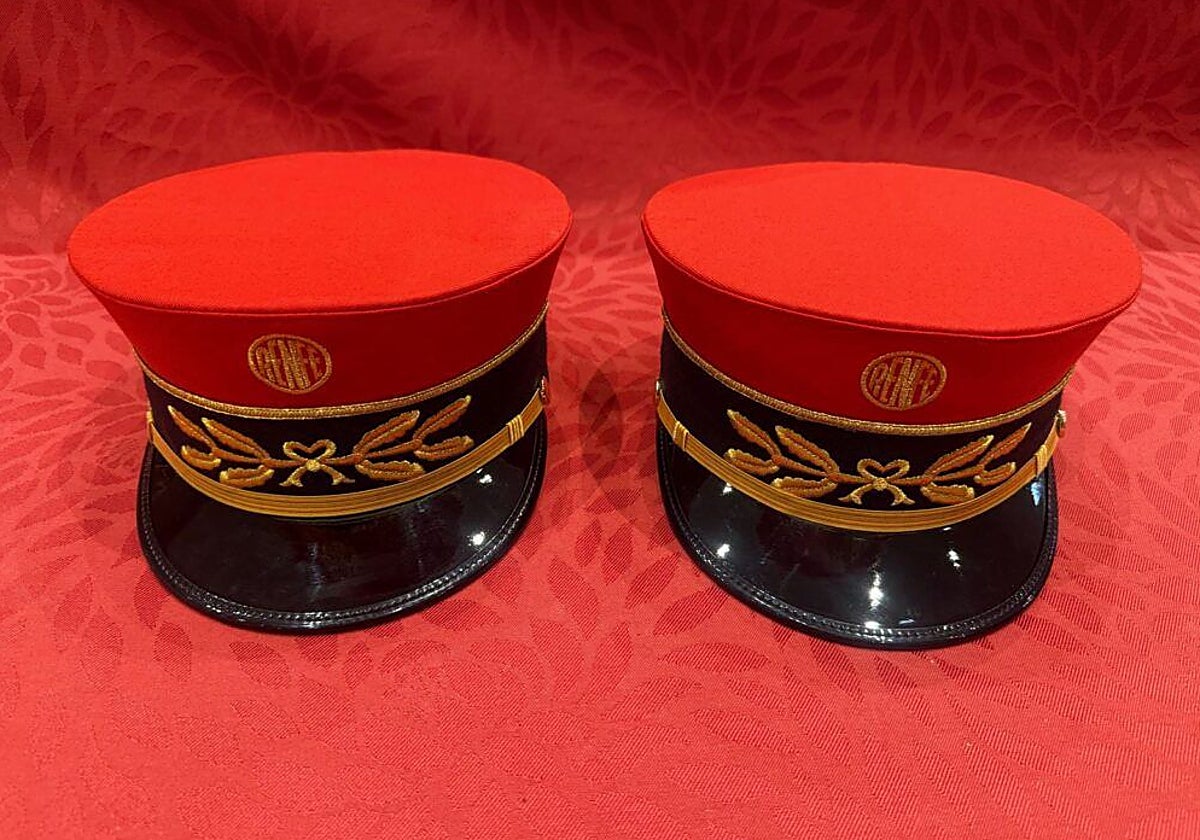 Gorras de jefe de estación como las que irán en la antepresidencia de la Virgen de la Estrella