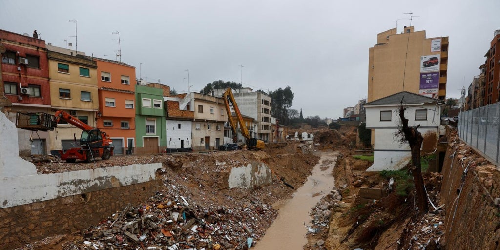 «Quedan muchos días de lluvia»: el temporal suspende clases, corta carreteras y detiene las Fallas en Valencia