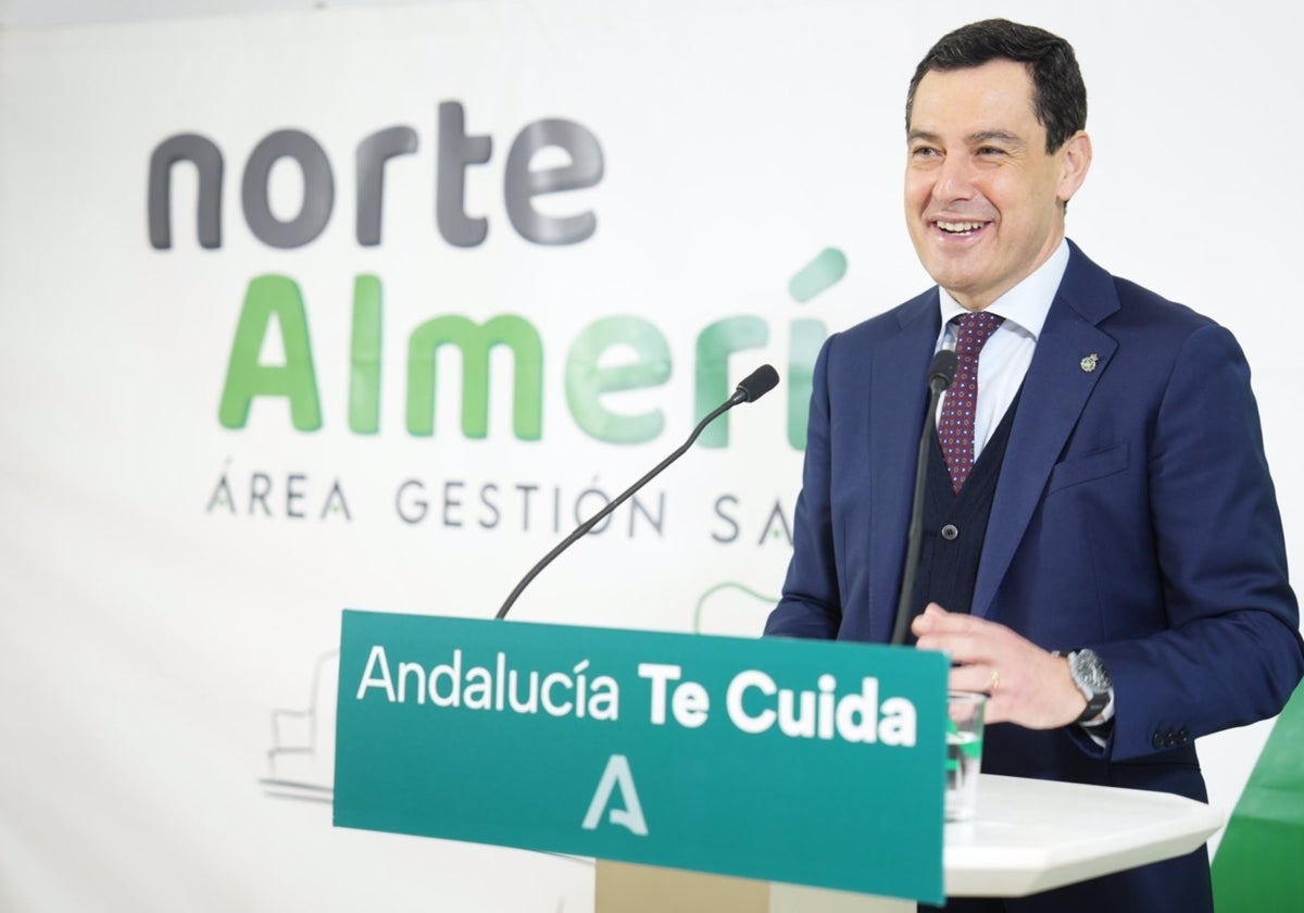 Juanma Moreno, en una rueda de prensa en Almería