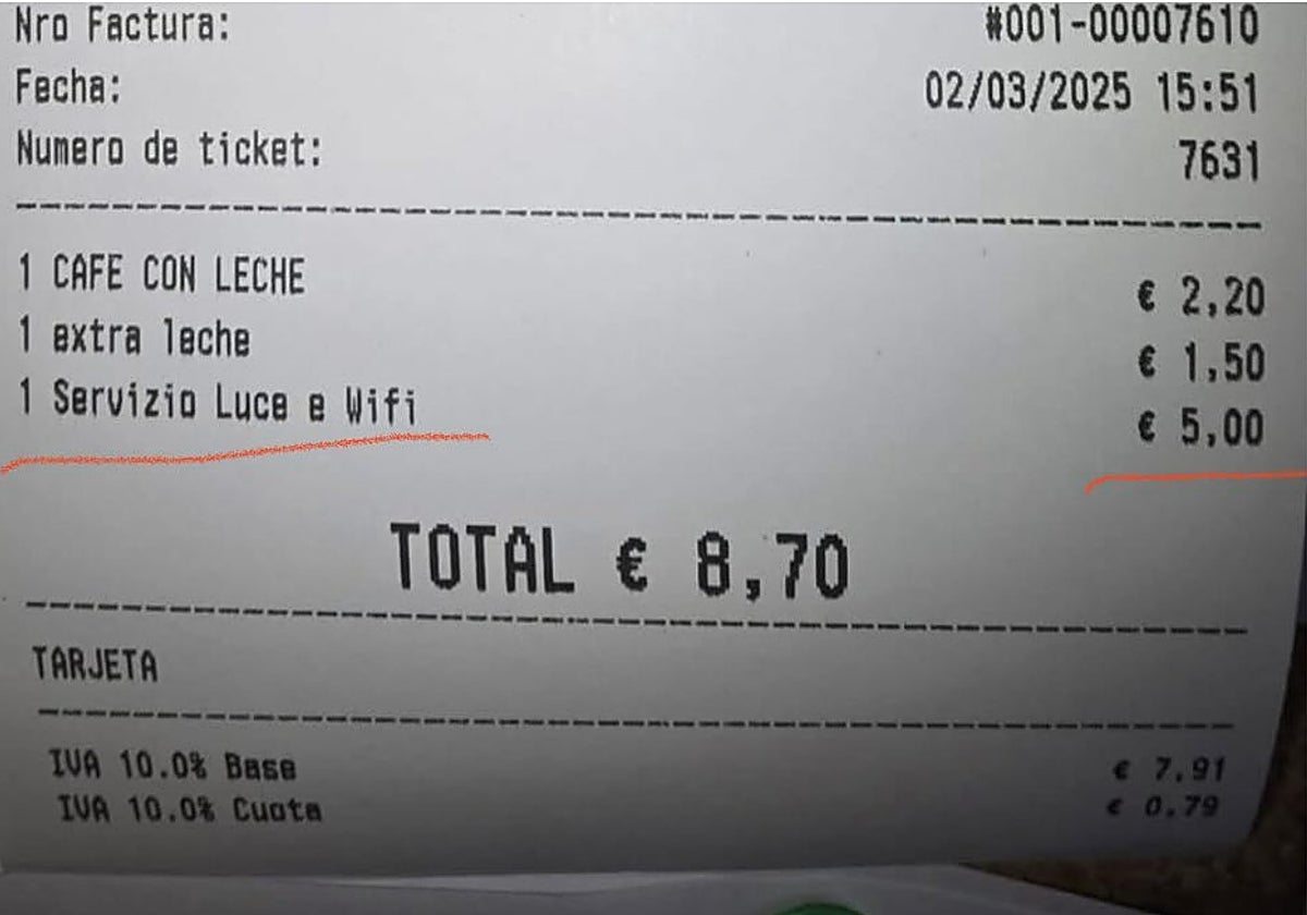 La factura con el cobro por la luz y el wi-fi a una clienta de un bar