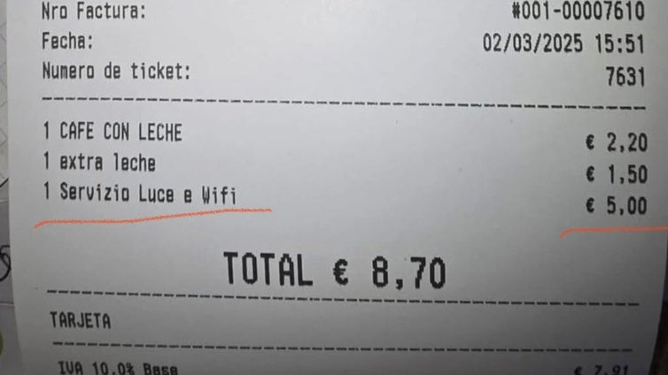 Denuncia que un bar le cobró la luz y el wifi tras pedir un café con leche: «No seas roñosa»