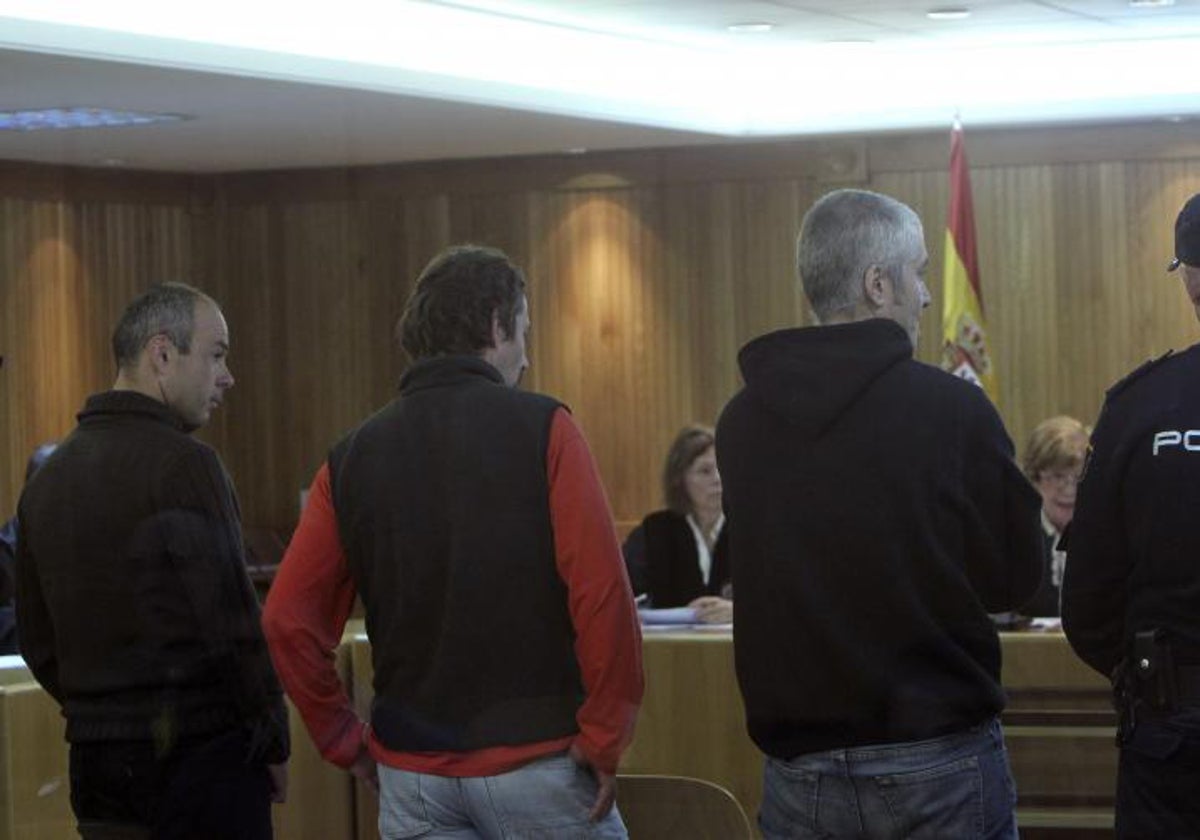 Javier Zabalo, en el medio y al lado de 'Txapote', durante un juicio en 2012