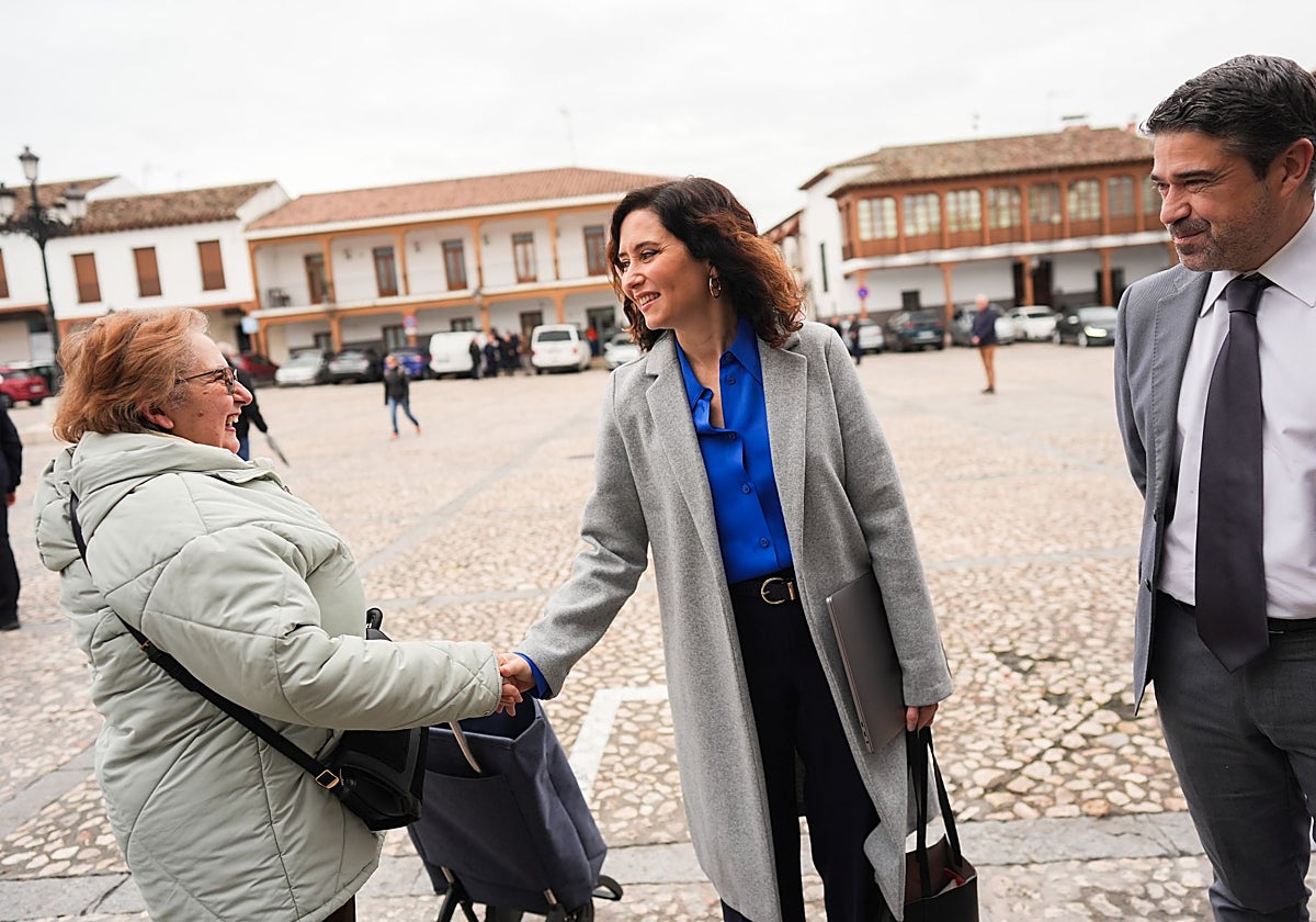 Díaz Ayuso, junto al alcalde de Valdemoro, David Conde, saluda a una vecina