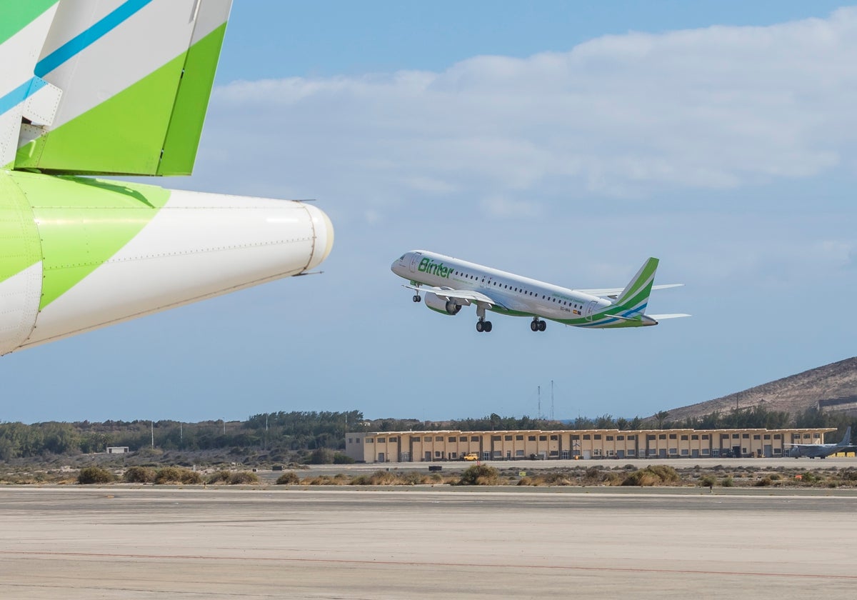 Una aeronave de Binter despegando de un aeropuerto