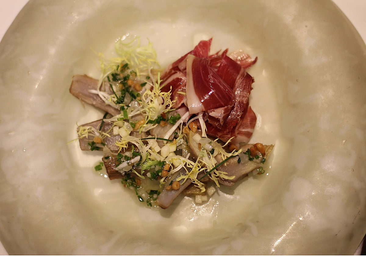 Una de las  tapas que se ofrecen, en este caso,  de alcachofas con jamón