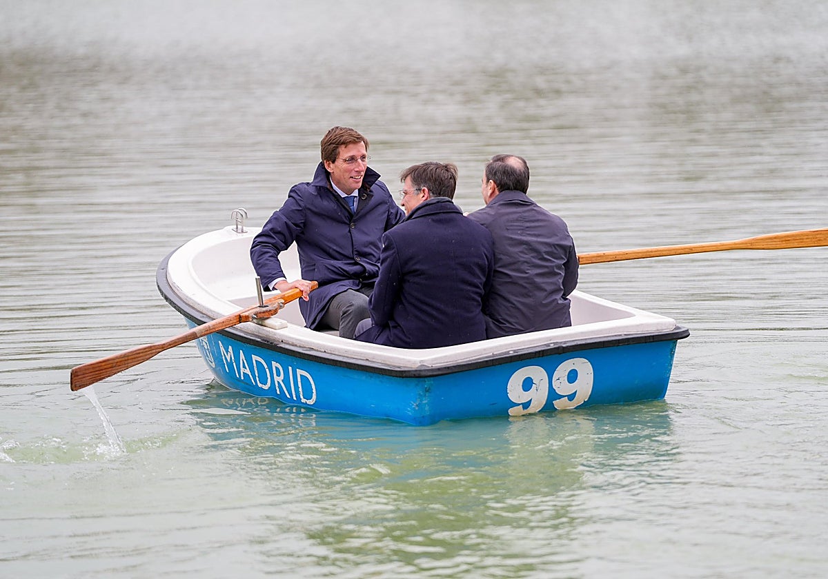 Almeida, junto con Carabante y Martínez Páramo, en El Retiro