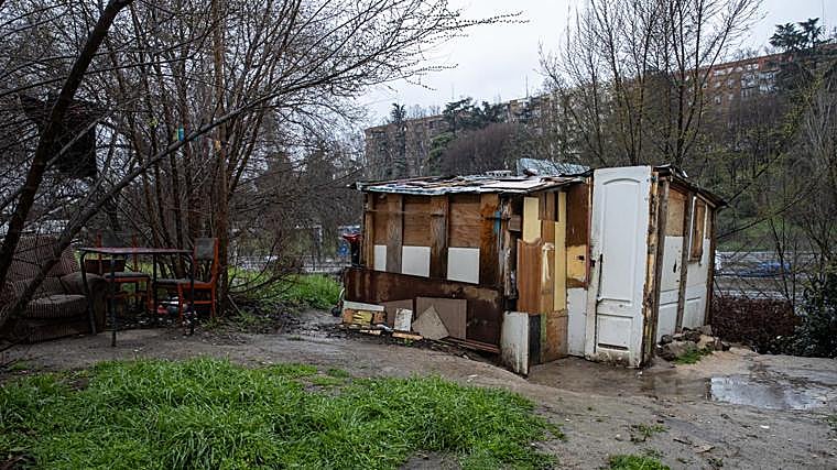 Casa de madera situada al otro lado de la