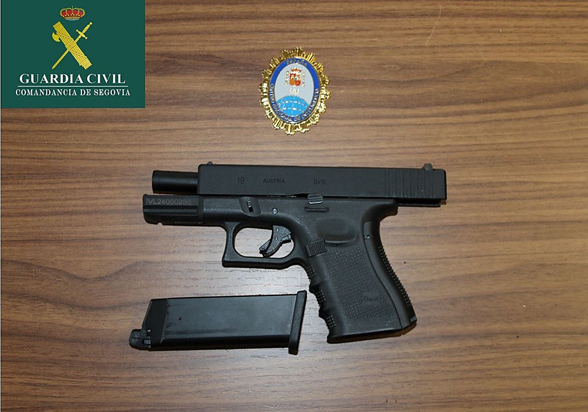 Pistola e insignia intervenidas al hombre detenido