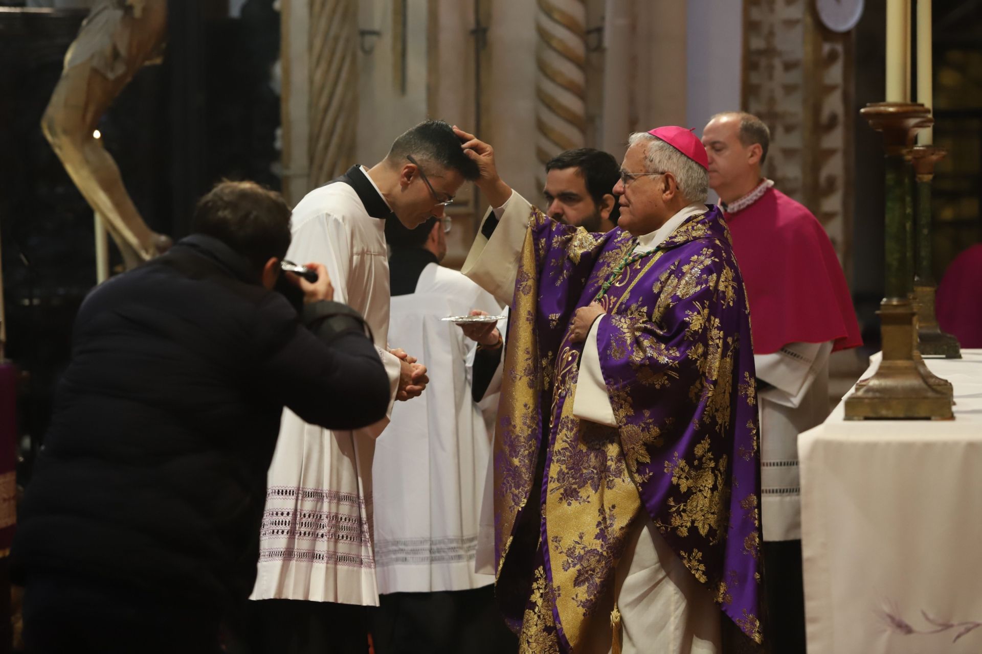 La misa del Miércoles de Ceniza en la Catedral de Córdoba, en imágenes