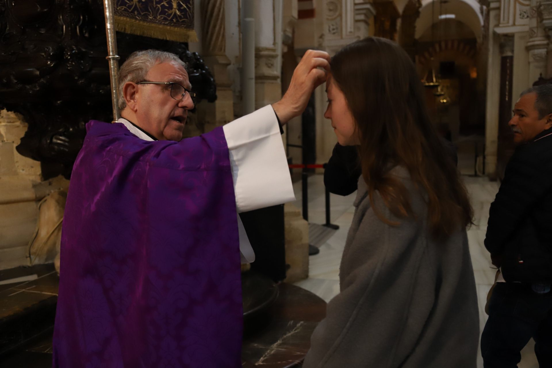 La misa del Miércoles de Ceniza en la Catedral de Córdoba, en imágenes