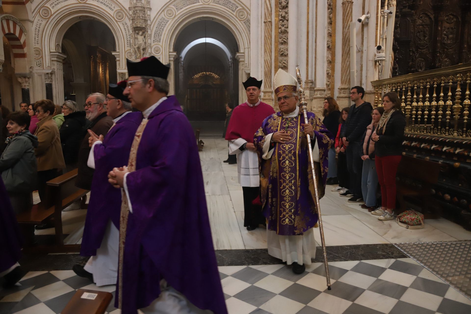 La misa del Miércoles de Ceniza en la Catedral de Córdoba, en imágenes