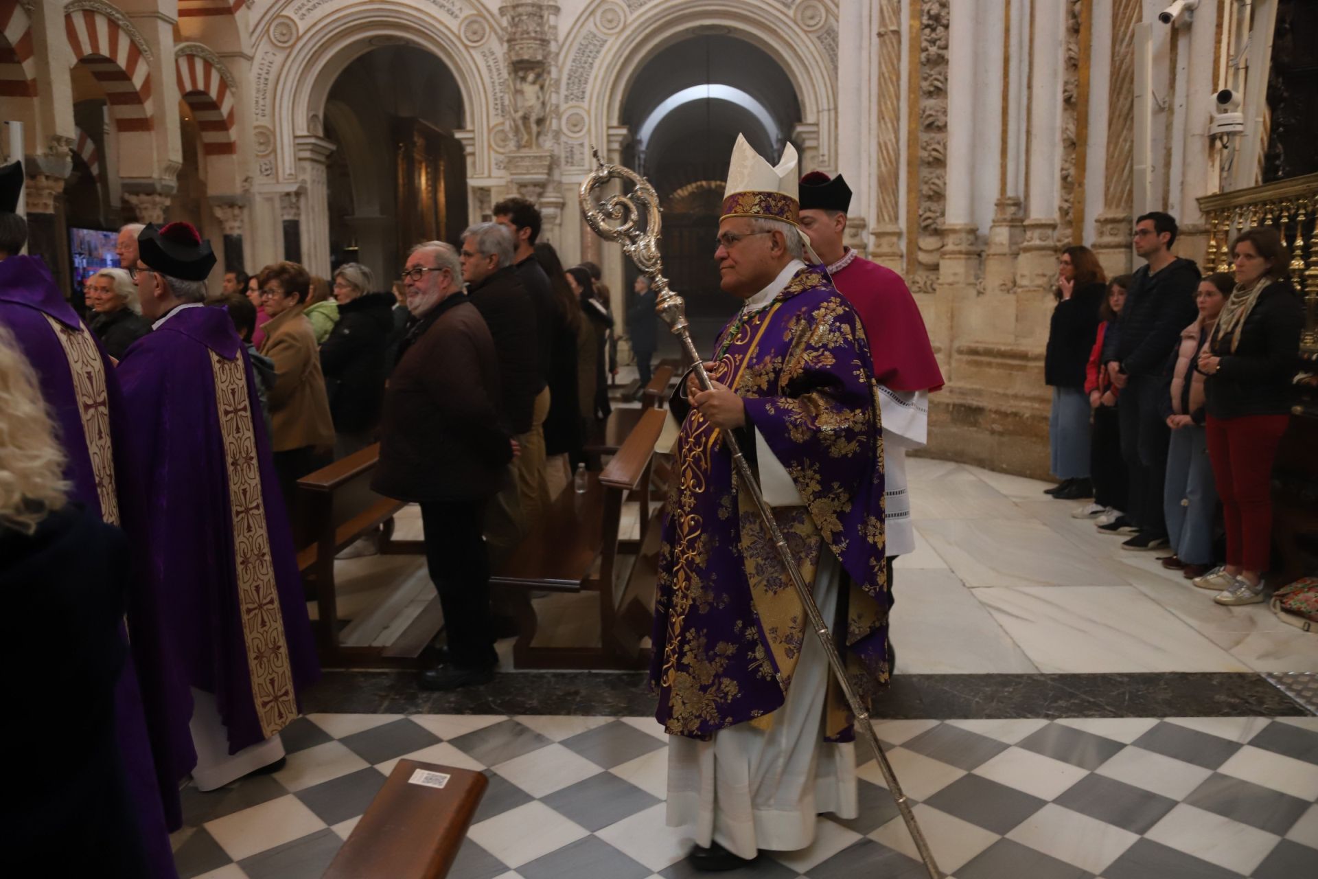 La misa del Miércoles de Ceniza en la Catedral de Córdoba, en imágenes