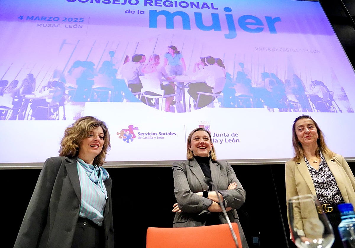 La vicepresidenta de la Junta y consejera de Familia, Isabel Blanco, en el centro, preside el Consejo Regional de la Mujer en León