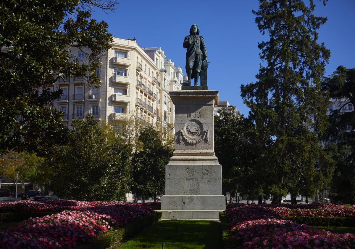 Entrada al Real Jardín Botánico y estatua de Murillo en la fachada sur del Museo del Prado