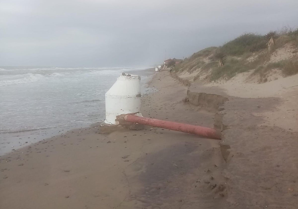 Vista de los daños en las playas del litoral de Marbella tras el temporal