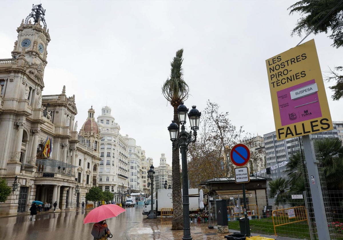 Imagen de la plaza del Ayuntamiento de Valencia tras la cancelación de la mascletà