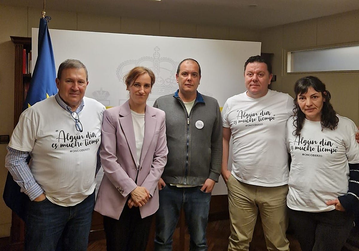 La ministra de Sanidad con los miembros de Oncobierzo con los que se ha reunido