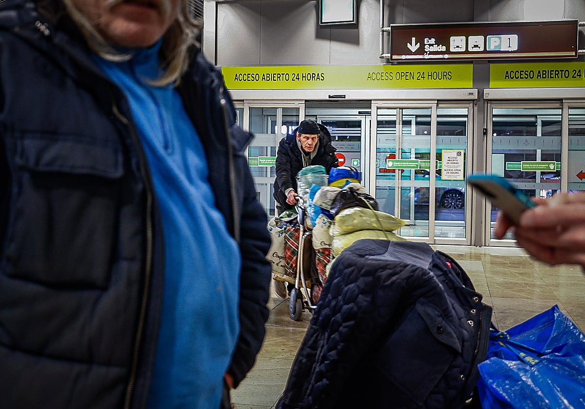 Varias personas sin hogar viven en Barajas