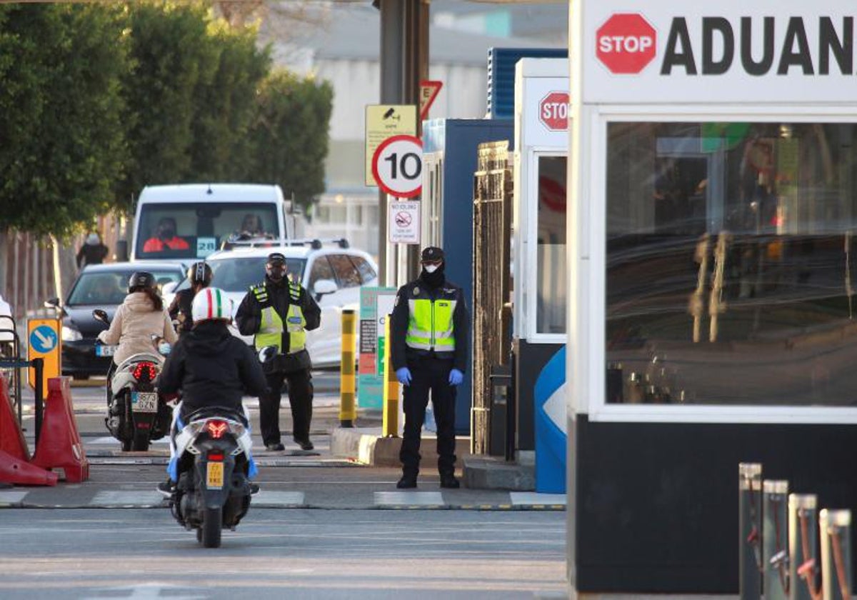 Policías de España (d) y Gibraltar (i), en el paso fronterizo en La Línea de la Concepción