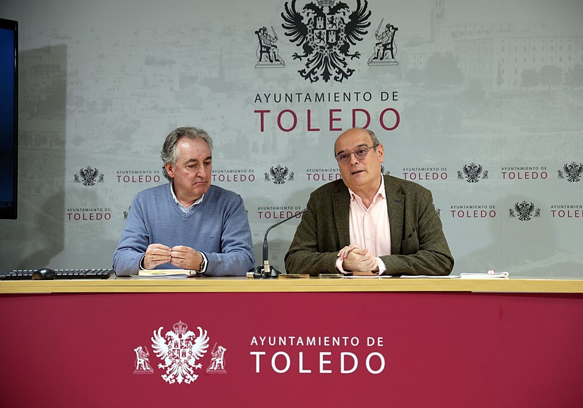 El concejal de Promoción Económica y Enpleo, Juan maría Marín (d.) junto a Juan Carlos Fernández Layos, director de los programas de Restauración, Formación y Empleo del Ayuntamiento de Toledo