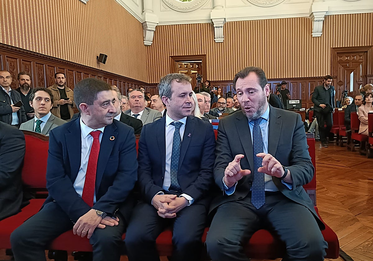 Francisco Reyes, presidente de la Diputación Provincial, Julio Millán, alcalde de Jaén, y Óscar Puente, ministro de Transportes y Movilidad Sostenible, durante la presentación