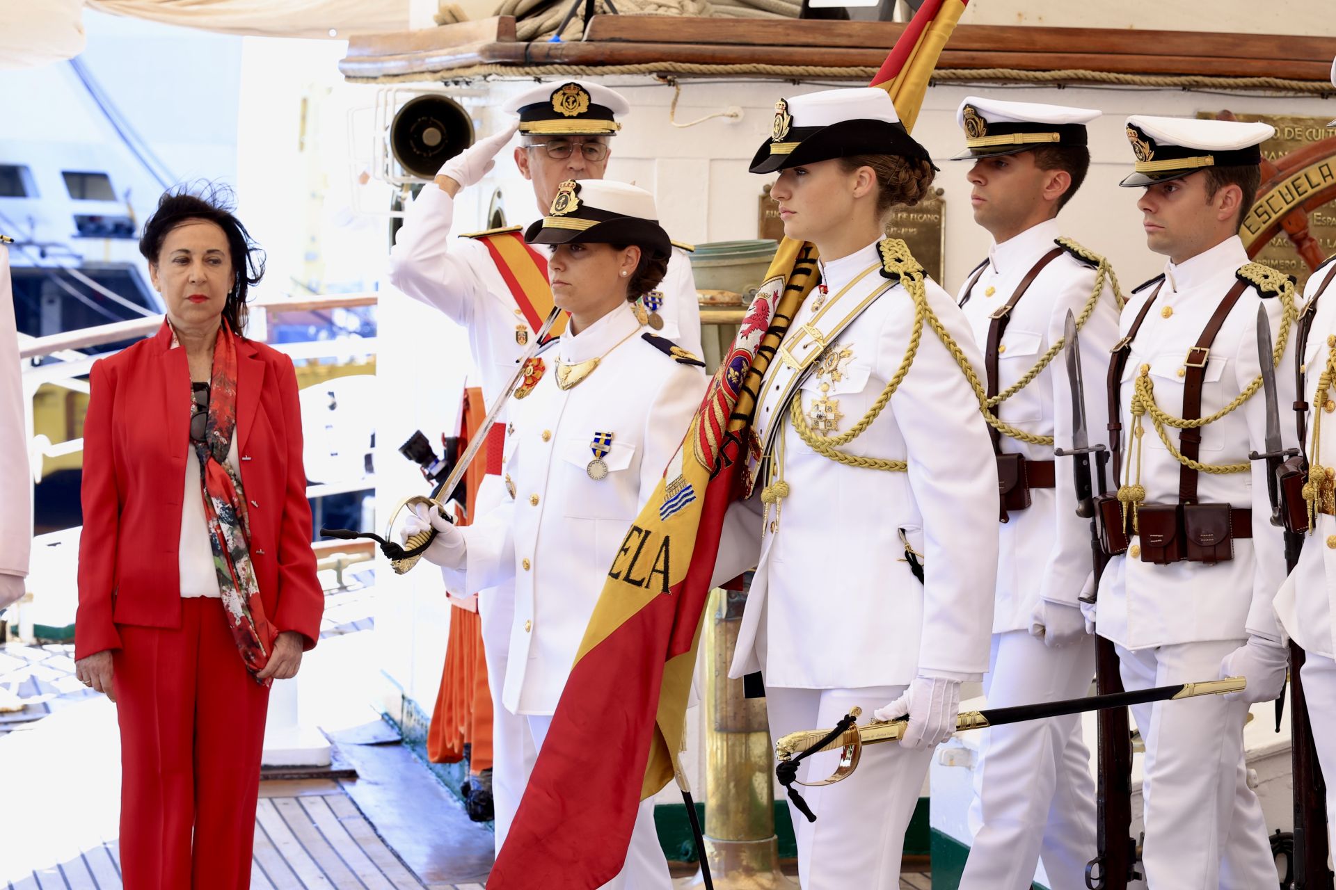 La Princesa Leonor junto a sus compañeros guardamarinas en el acto de jura de bandera de 45 españoles residentes en Uruguay.