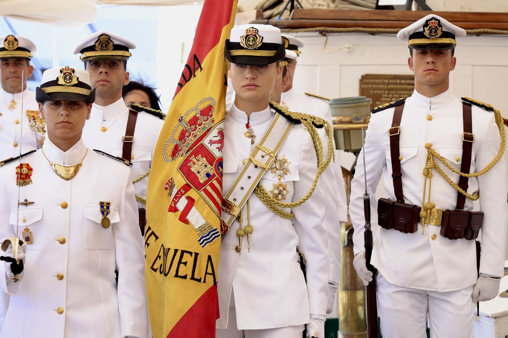 La Princesa Leonor, abanderada en Montevideo, junto a sus compañeros a bordo de Elcano.