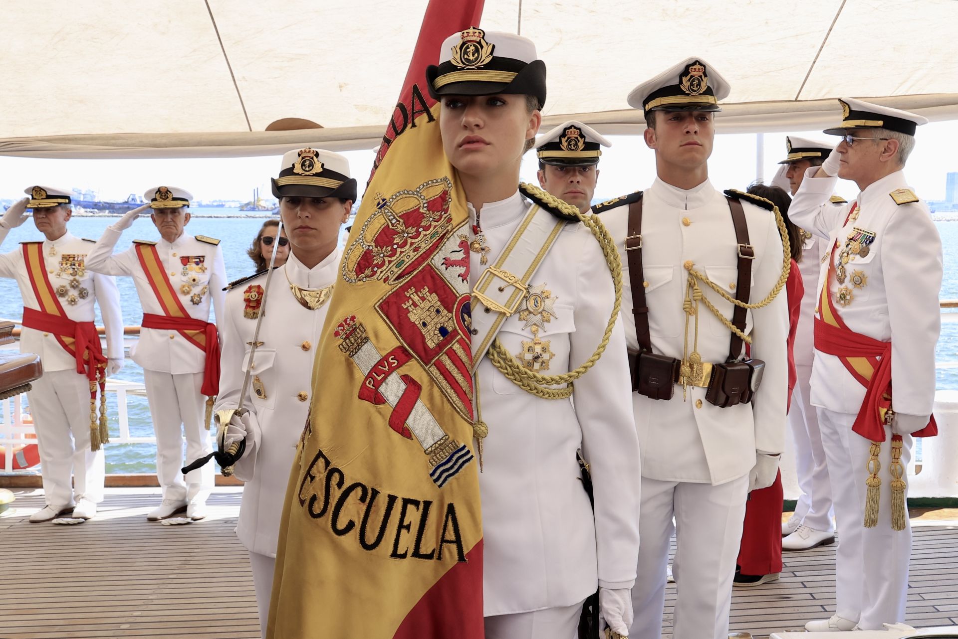 La Princesa Leonor, con la enseña nacional, en la cubierta de Elcano.