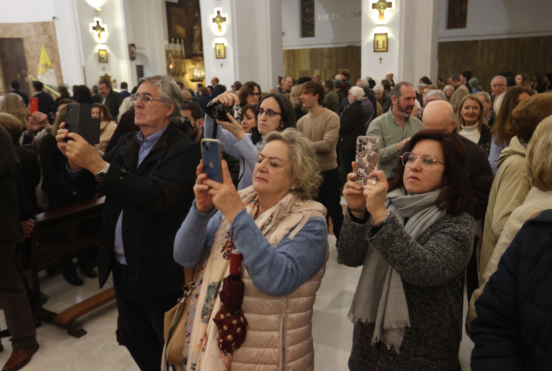 La bendición de la obra pictórica de Rafael Castejón para el Cristo de la Confianza de Córdoba, en imágenes