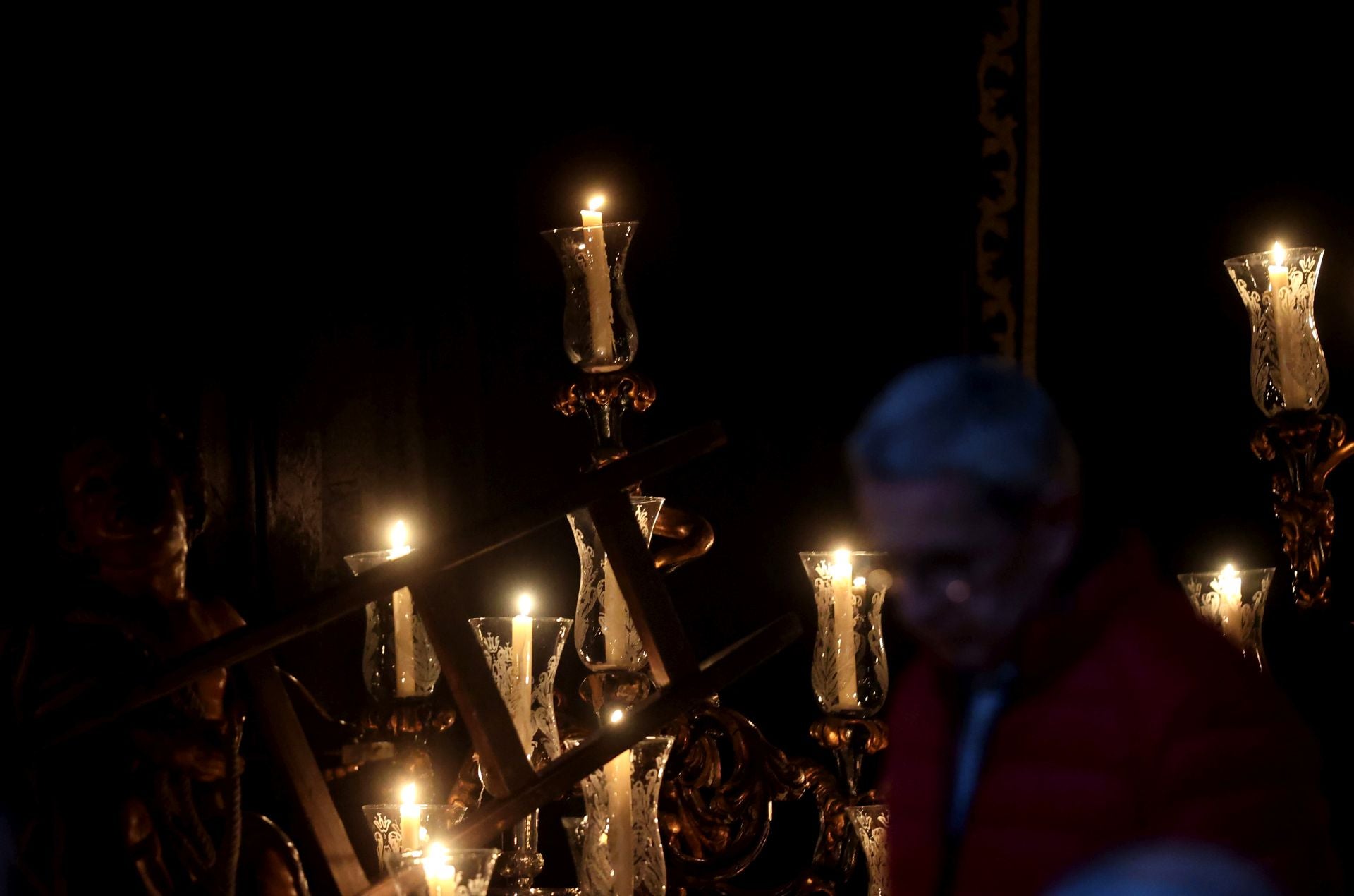 El estremecedor besapiés del Cristo del Remedio de Ánimas en Córdoba, en imágenes
