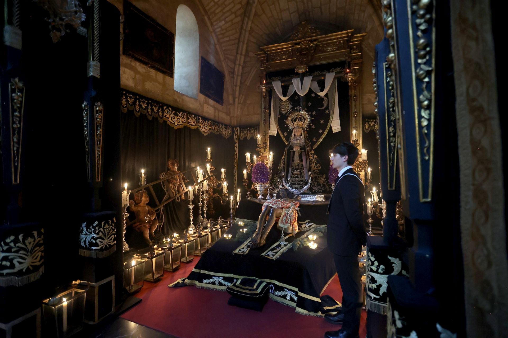 El estremecedor besapiés del Cristo del Remedio de Ánimas en Córdoba, en imágenes