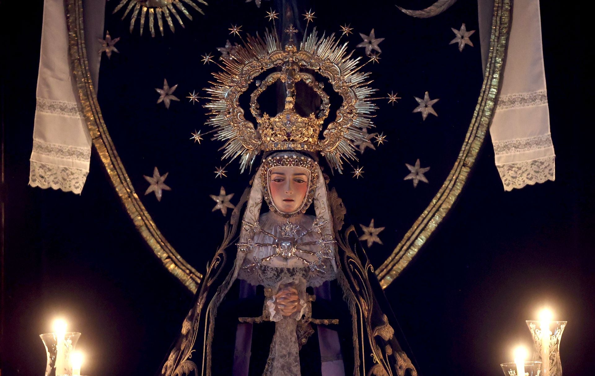 El estremecedor besapiés del Cristo del Remedio de Ánimas en Córdoba, en imágenes