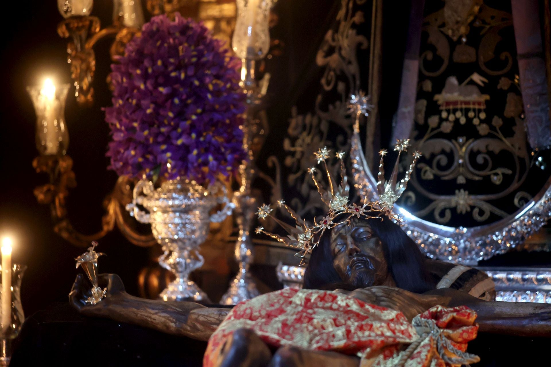 El estremecedor besapiés del Cristo del Remedio de Ánimas en Córdoba, en imágenes