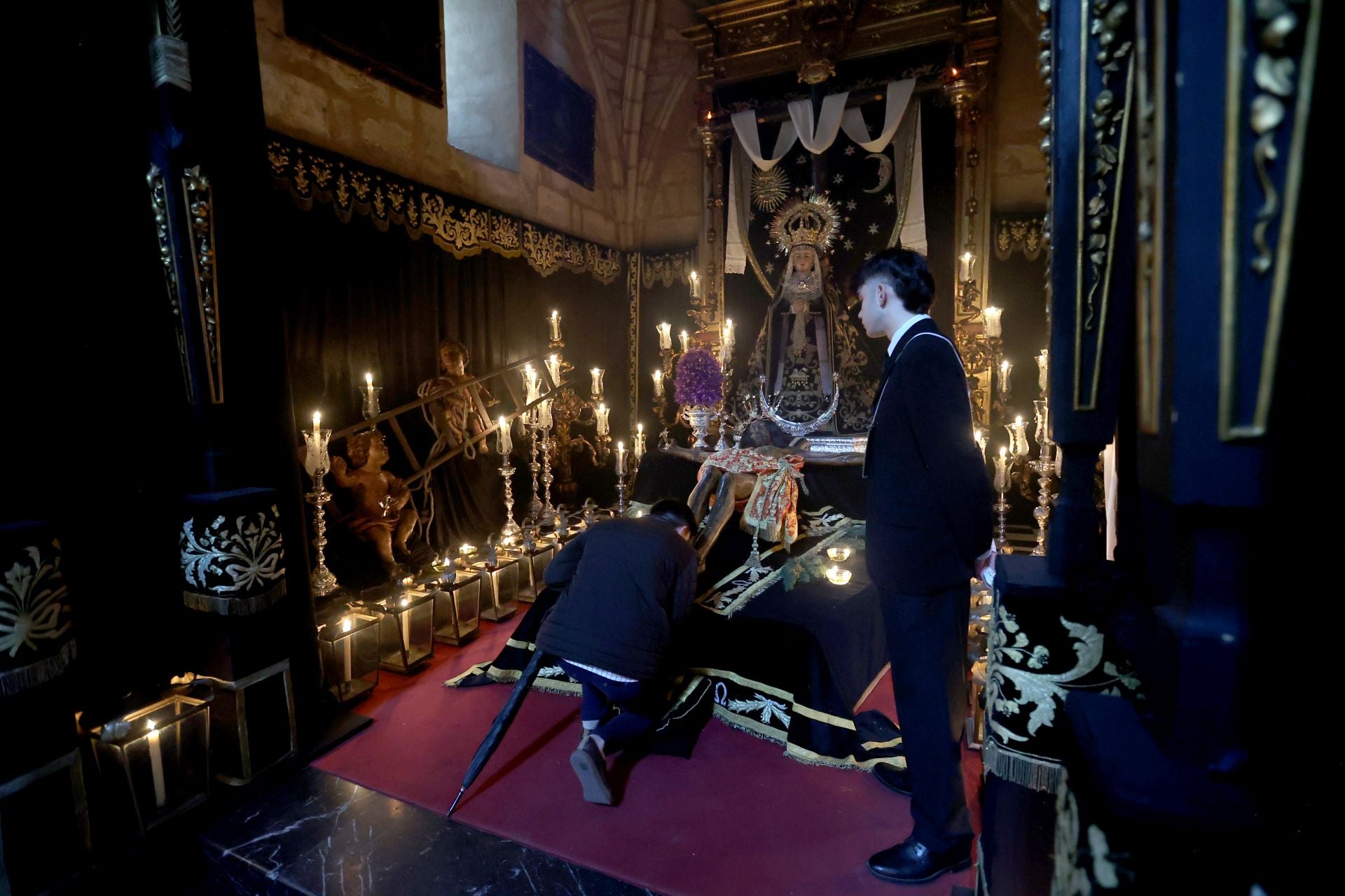 El estremecedor besapiés del Cristo del Remedio de Ánimas en Córdoba, en imágenes