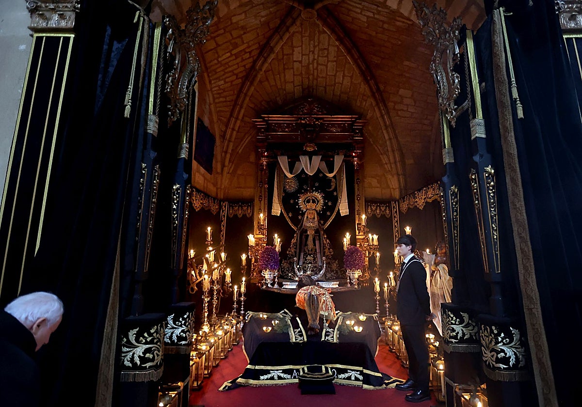 El Cristo del Remedio de Ánimas, en su besapiés