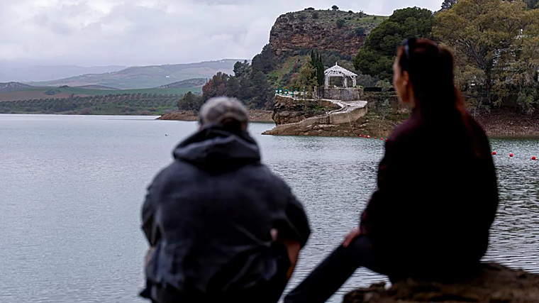 Foto tomada este miércoles en el Conde de Guadalhorce. Se aprecia su gran subida.