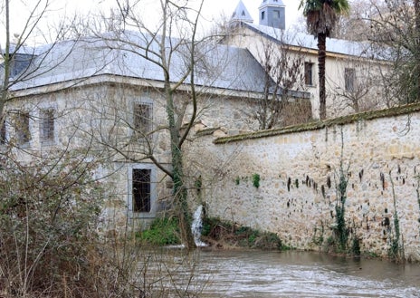 Imagen secundaria 1 - El Eresma, en nivel rojo, amenaza con desbordarse a su paso por Segovia