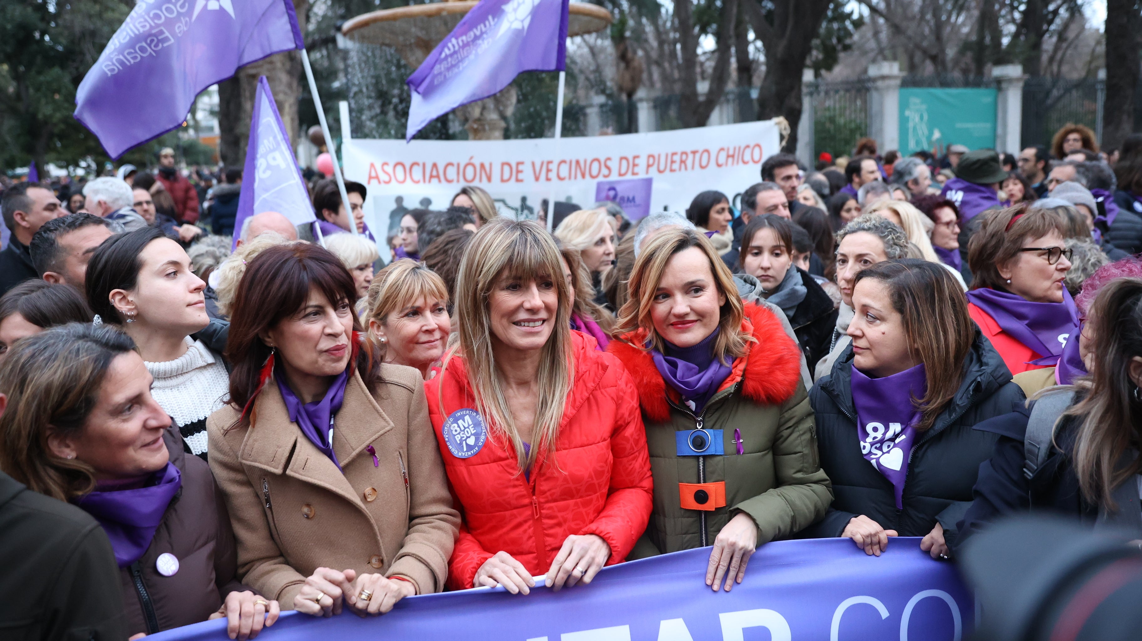 Ana Redondo junto a Begoña Gómez y Pilar Alegría en la manifestación convocada por la Comisión 8M en 2024