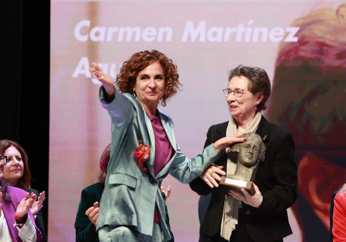 María Jesús Montero entrega el premio a la exconsejera Carmen Martínez Aguayo este jueves en el Teatro de Mairena del Aljarafe, en Sevilla