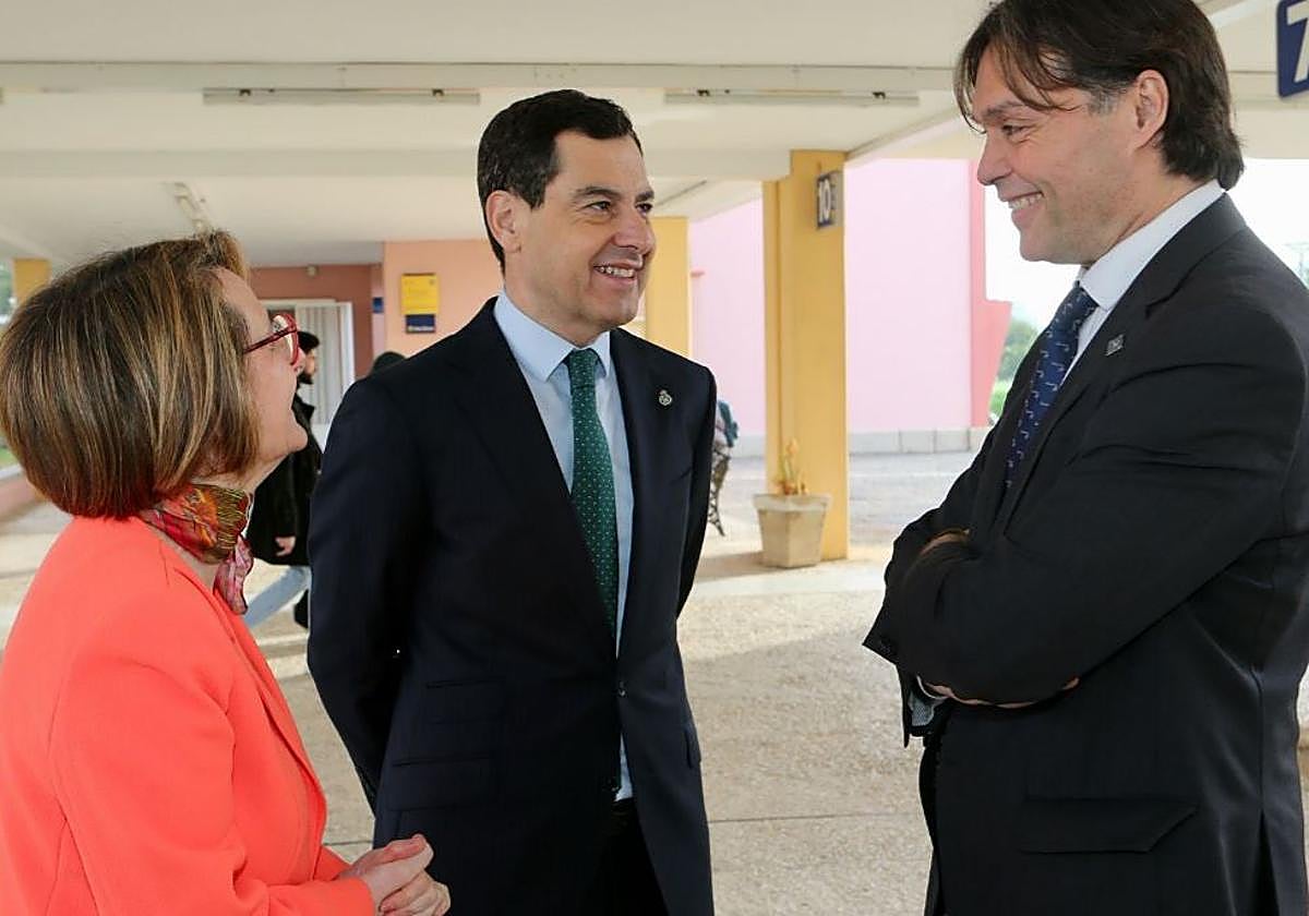 Juanma Moreno, flanqueado por Eva Alcón y Paco Oliva