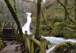 El impresionante sendero de Galicia perfecto para una escapada: una ruta entre mágicos bosques, molinos y cascadas